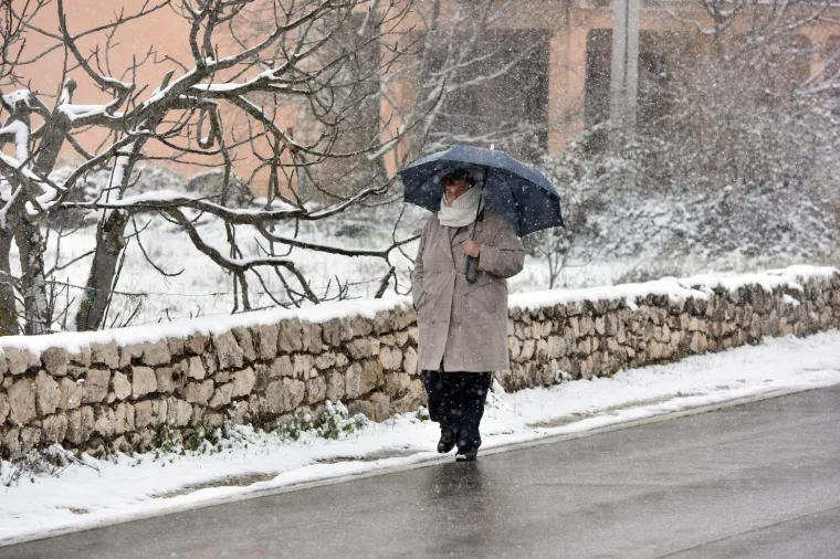 25.02.2018., Boraja - U zaledju Sibenika pale vece kolicine snijega.
Photo: Hrvoje Jelavic/PIXSELL