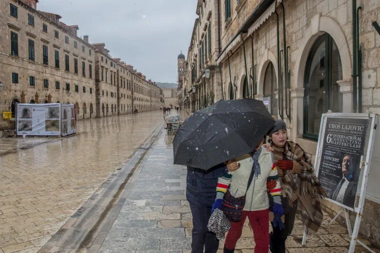 Prve pahulje snijega na užem dubrovačkom području.
