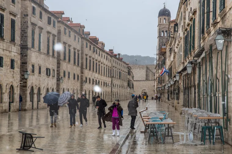 VELIKA FOTOGALERIJA: Sibirski val hladnoće stigao u Hrvatsku, snijeg padao čak i u Dalmaciji