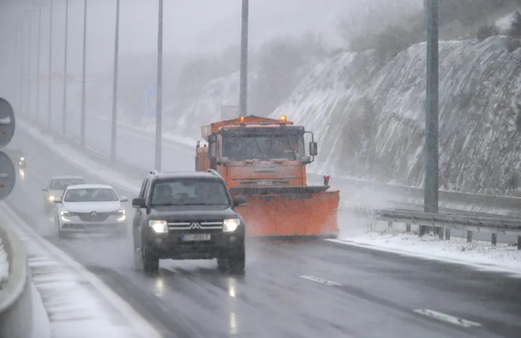 Na prometnici između Klisa i Dugopolja promet se za sada odvija bez većih pote&scaron;koća.