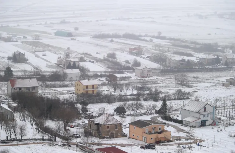 Snijeg zabijelio veliki dio Dalmatinske zagore. Sinjsko polje pod snijegom.
Photo: