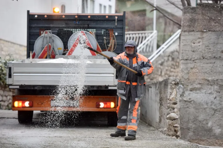 PAHULJE U &Scaron;IBENIKU: Pogledajte kako se zabijelio &scaron;ibenski kraj