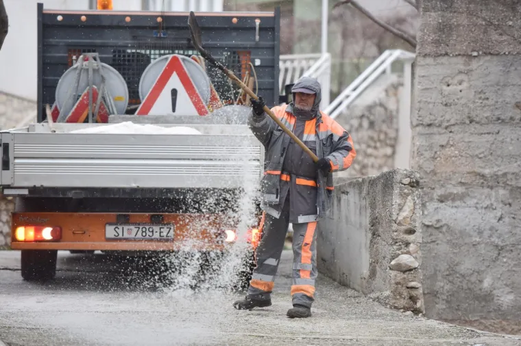 PAHULJE U &Scaron;IBENIKU: Pogledajte kako se zabijelio &scaron;ibenski kraj