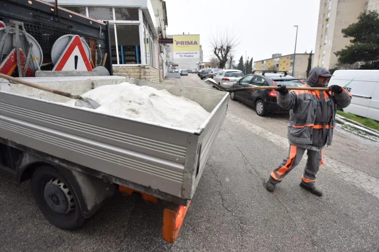 PAHULJE U &Scaron;IBENIKU: Pogledajte kako se zabijelio &scaron;ibenski kraj