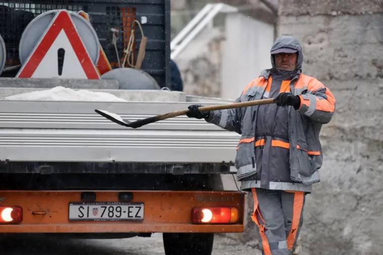 PAHULJE U &Scaron;IBENIKU: Pogledajte kako se zabijelio &scaron;ibenski kraj