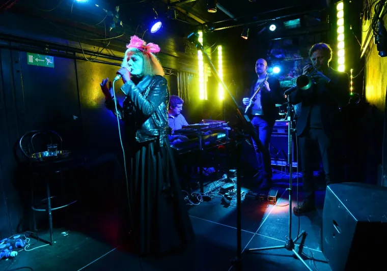 Josipa Lisac održala je koncert u kultnom zagrebačkom klubu Jabuka, koji slavi svoju 50. godišnjicu. Glazbena diva, koja je također proslavila svojih 50 godina karijere, ovim koncertom daje podršku glazbenom klubu Jabuka, koji gradski oci žele srušiti.  "Ovo sve je avantura i ova večer će biti avantura", bile su riječi kojima je glazbenica započela nastup. Prisjetila se kako je nekad dolazila s pokojnim Karlom Metikošem u klub, koji je gradonačelnik Milan Bandić za pola stoljeća postojanja počastio bagerima. "Prospimo malo magije da bager ne može proći", izjavila je Lisac uoči izvođenja svoje pjesme "Magla".