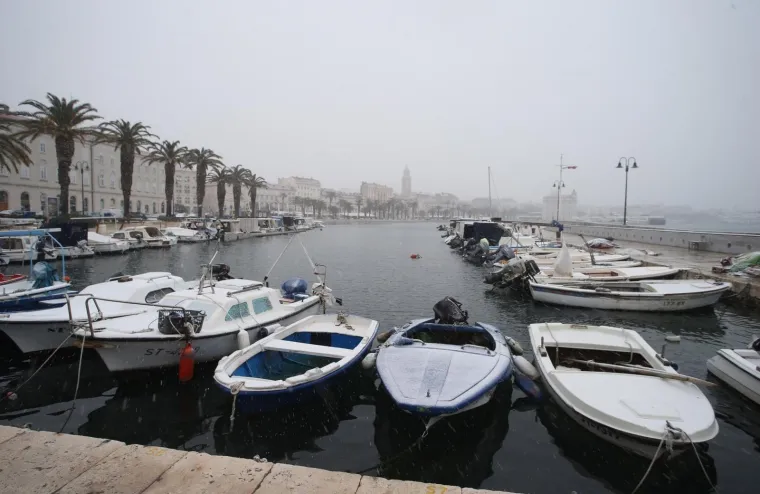 DALMACIJA POD SNIJEGOM: Snježni pokrivač zabijelio rive i ulice u Splitu, Šibeniku, Vodicama, Tribunju...