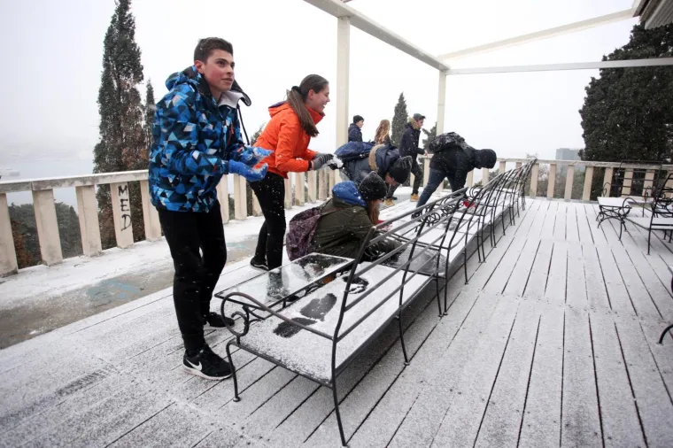 DALMACIJA POD SNIJEGOM: Snježni pokrivač zabijelio rive i ulice u Splitu, Šibeniku, Vodicama, Tribunju...