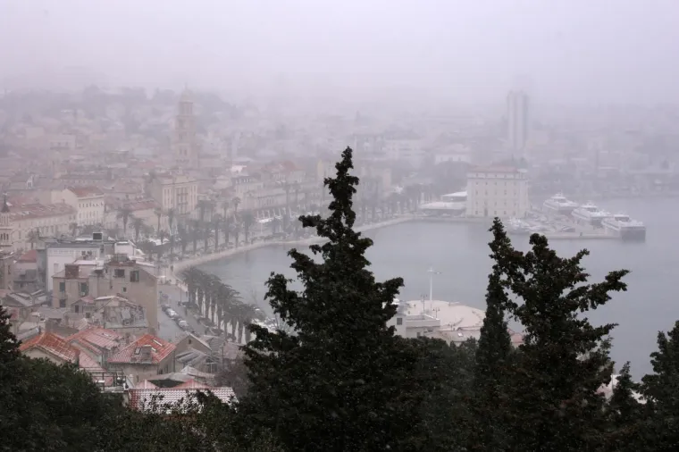 DALMACIJA POD SNIJEGOM: Snježni pokrivač zabijelio rive i ulice u Splitu, Šibeniku, Vodicama, Tribunju...