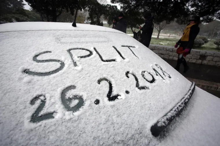 DALMACIJA POD SNIJEGOM: Snježni pokrivač zabijelio rive i ulice u Splitu, Šibeniku, Vodicama, Tribunju...