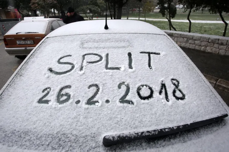 DALMACIJA POD SNIJEGOM: Snježni pokrivač zabijelio rive i ulice u Splitu, Šibeniku, Vodicama, Tribunju...
