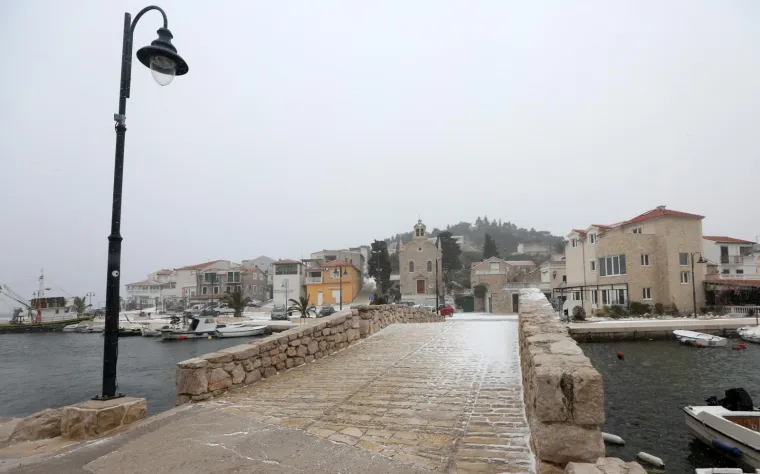 DALMACIJA POD SNIJEGOM: Snježni pokrivač zabijelio rive i ulice u Splitu, Šibeniku, Vodicama, Tribunju...