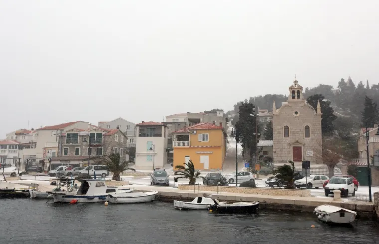 DALMACIJA POD SNIJEGOM: Snježni pokrivač zabijelio rive i ulice u Splitu, &Scaron;ibeniku, Vodicama, Tribunju...