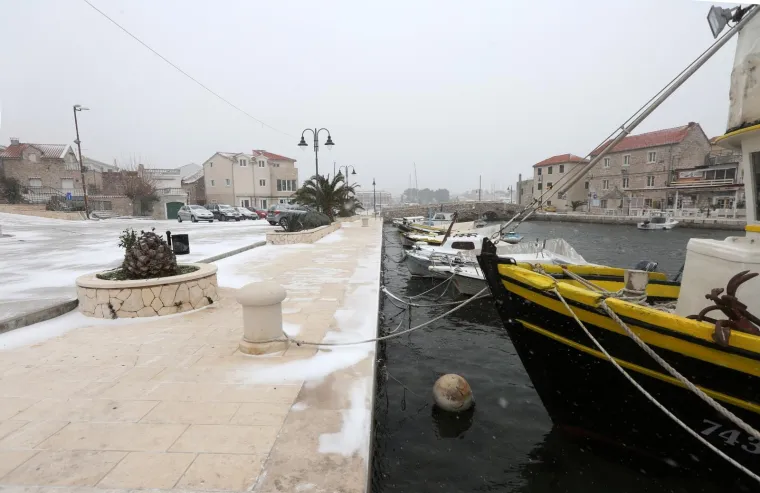 DALMACIJA POD SNIJEGOM: Snježni pokrivač zabijelio rive i ulice u Splitu, &Scaron;ibeniku, Vodicama, Tribunju...