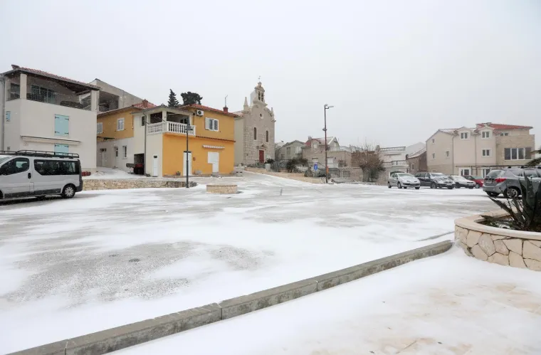 DALMACIJA POD SNIJEGOM: Snježni pokrivač zabijelio rive i ulice u Splitu, &Scaron;ibeniku, Vodicama, Tribunju...