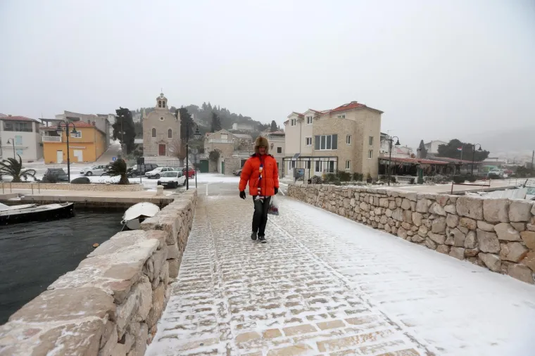 DALMACIJA POD SNIJEGOM: Snježni pokrivač zabijelio rive i ulice u Splitu, &Scaron;ibeniku, Vodicama, Tribunju...