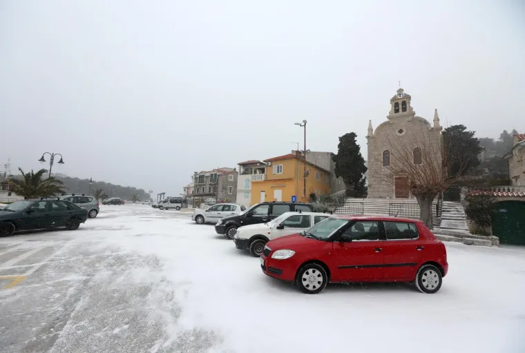 DALMACIJA POD SNIJEGOM: Snježni pokrivač zabijelio rive i ulice u Splitu, &Scaron;ibeniku, Vodicama, Tribunju...