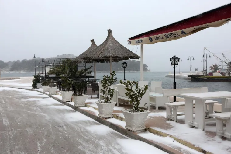 Tribunj - Prvi ovogodi&scaron;nji snijeg zabijelio je prepoznatljivu rivu u Tribunju.