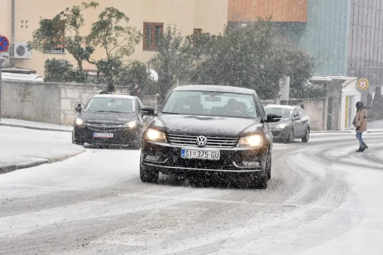 DALMACIJA POD SNIJEGOM: Snježni pokrivač zabijelio rive i ulice u Splitu, &Scaron;ibeniku, Vodicama, Tribunju...