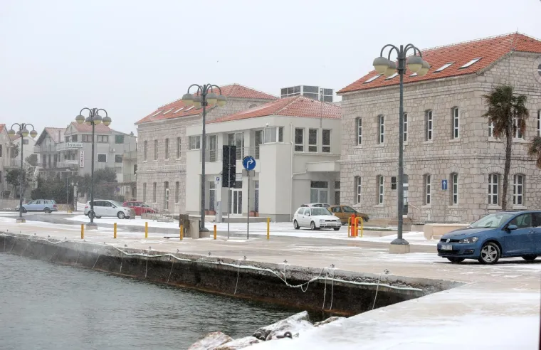 DALMACIJA POD SNIJEGOM: Snježni pokrivač zabijelio rive i ulice u Splitu, &Scaron;ibeniku, Vodicama, Tribunju...