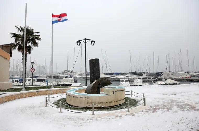 DALMACIJA POD SNIJEGOM: Snježni pokrivač zabijelio rive i ulice u Splitu, &Scaron;ibeniku, Vodicama, Tribunju...