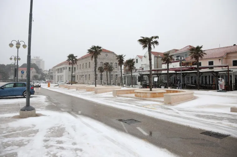 DALMACIJA POD SNIJEGOM: Snježni pokrivač zabijelio rive i ulice u Splitu, &Scaron;ibeniku, Vodicama, Tribunju...