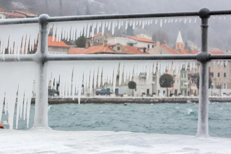 PREKRASNE FOTOGRAFIJE HRVATSKE LEDENE BAJKE: Niske temperature zaledile rivu u Bakru, smrzle se i gradske fontane u Puli