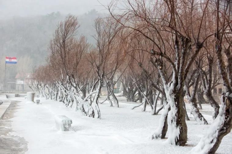 PREKRASNE FOTOGRAFIJE HRVATSKE LEDENE BAJKE: Niske temperature zaledile rivu u Bakru, smrzle se i gradske fontane u Puli