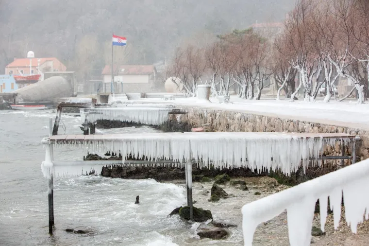 PREKRASNE FOTOGRAFIJE HRVATSKE LEDENE BAJKE: Niske temperature zaledile rivu u Bakru, smrzle se i gradske fontane u Puli