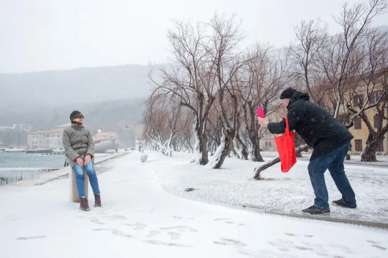 PREKRASNE FOTOGRAFIJE HRVATSKE LEDENE BAJKE: Niske temperature zaledile rivu u Bakru, smrzle se i gradske fontane u Puli