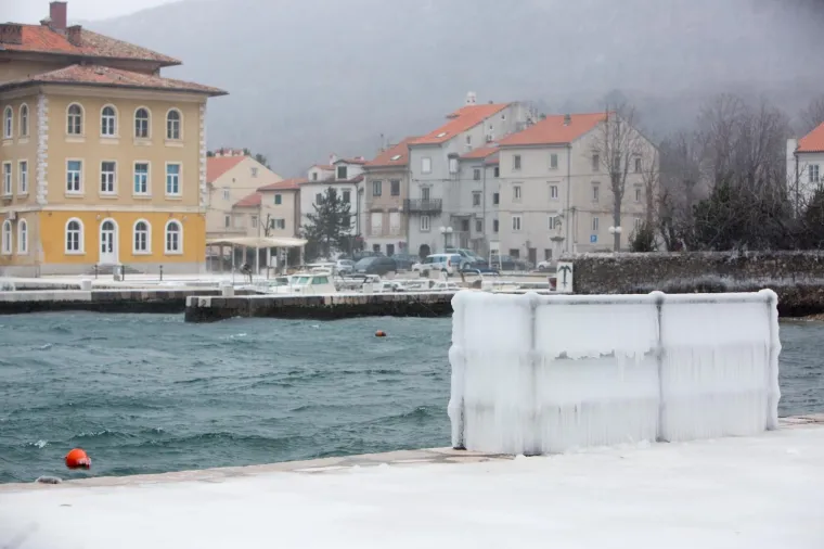 PREKRASNE FOTOGRAFIJE HRVATSKE LEDENE BAJKE: Niske temperature zaledile rivu u Bakru, smrzle se i gradske fontane u Puli