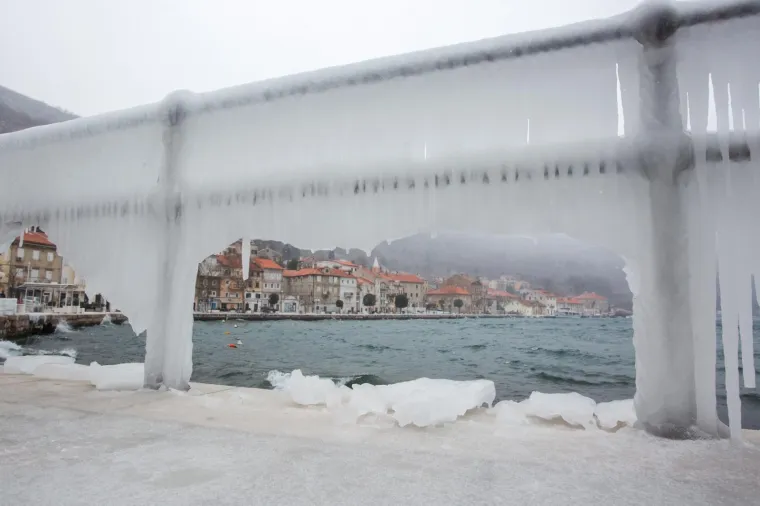 PREKRASNE FOTOGRAFIJE HRVATSKE LEDENE BAJKE: Niske temperature zaledile rivu u Bakru, smrzle se i gradske fontane u Puli