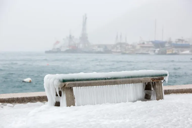 Bakar - Niske temperature i jaka bura zaledile su rivu u Bakru.