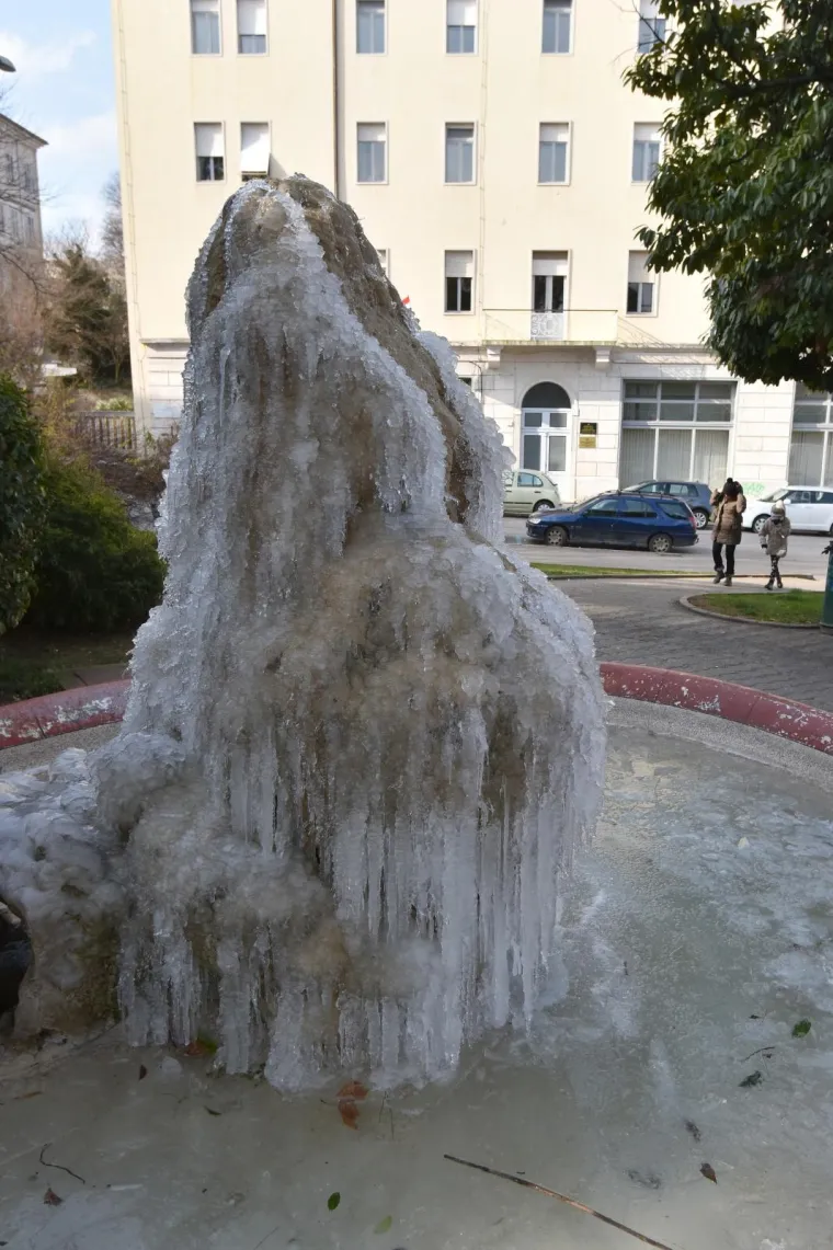 PREKRASNE FOTOGRAFIJE HRVATSKE LEDENE BAJKE: Niske temperature zaledile rivu u Bakru, smrzle se i gradske fontane u Puli