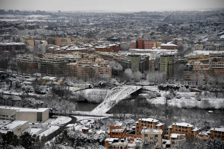 Najpoznatiji rimski spomenik Koloseum i sve škole zatvorene su u ponedjeljak jer je talijanski glavni grad pogodio prvi snijeg od 2012. 
Koloseum, najpoznatije turističko odredište, zatvoren je zajedno s rimskim Forumom i Palatinom, a vlasti su pozvale stanovnike da ne izlaze iz kuća ako nije nužno.
U gradu se mogu vidjeti neuobičajeno tihe ulice na kojima ljudi fotografiraju neobične vremenske uvjete.