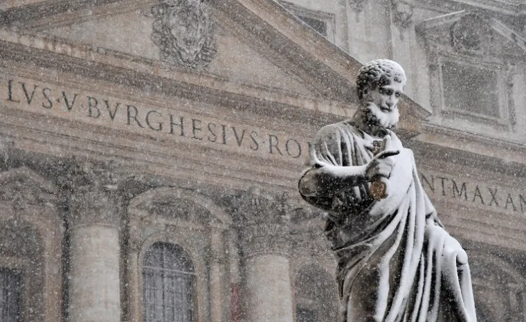 Statua pokrivena snijegom.