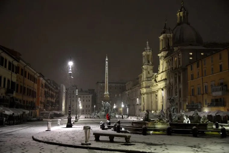 Piazza Navona u Rimu prekrivena je snijegom.