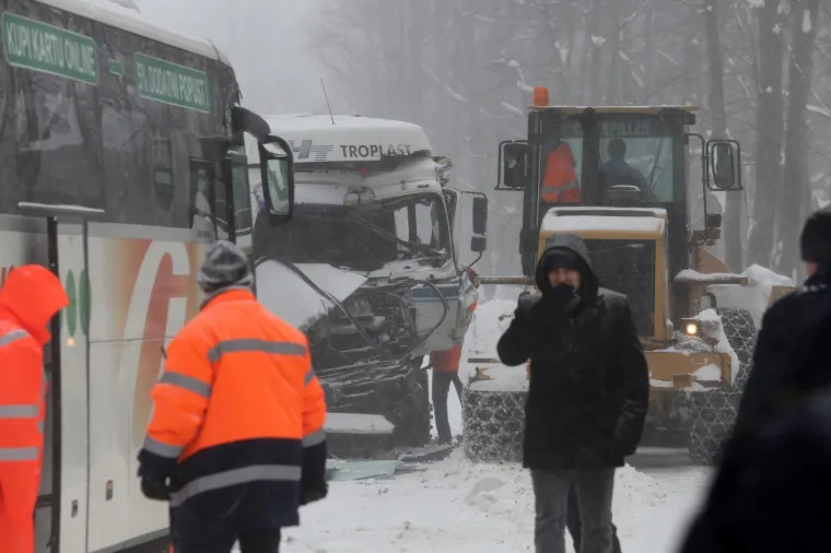 Gornje Jelenje: u prometnoj nesreći između kamiona i autobusa ozlijeđeno vi&scaron;e osoba