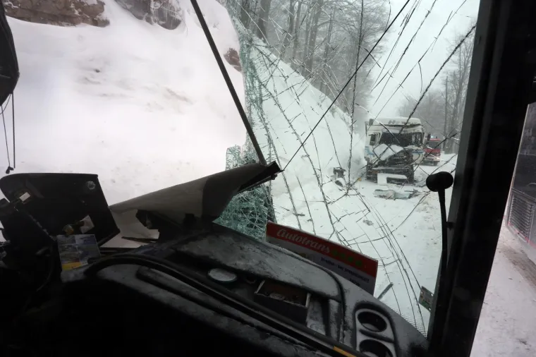 Gornje Jelenje: u prometnoj nesreći između kamiona i autobusa ozlijeđeno vi&scaron;e osoba