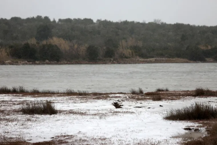 Niske temperature u kombinaciji s jakom orkanskom burom zaledile more u Tisnom