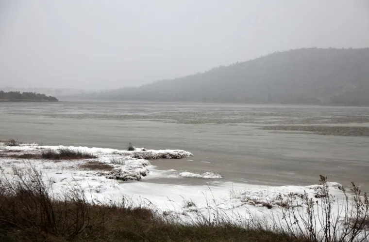 Niske temperature u kombinaciji s jakom orkanskom burom zaledile more u Tisnom