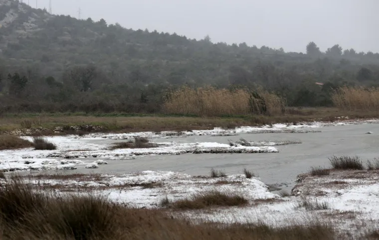 Niske temperature u kombinaciji s jakom orkanskom burom zaledile more u Tisnom