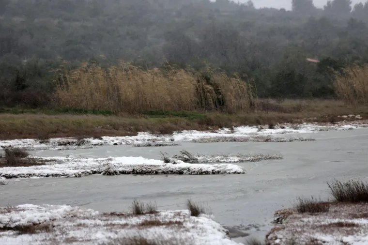 Niske temperature u kombinaciji s jakom orkanskom burom zaledile more u Tisnom