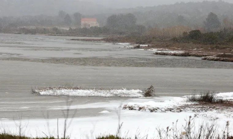Niske temperature u kombinaciji s jakom orkanskom burom zaledile more u Tisnom