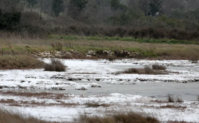 Niske temperature u kombinaciji s jakom orkanskom burom zaledile more u Tisnom