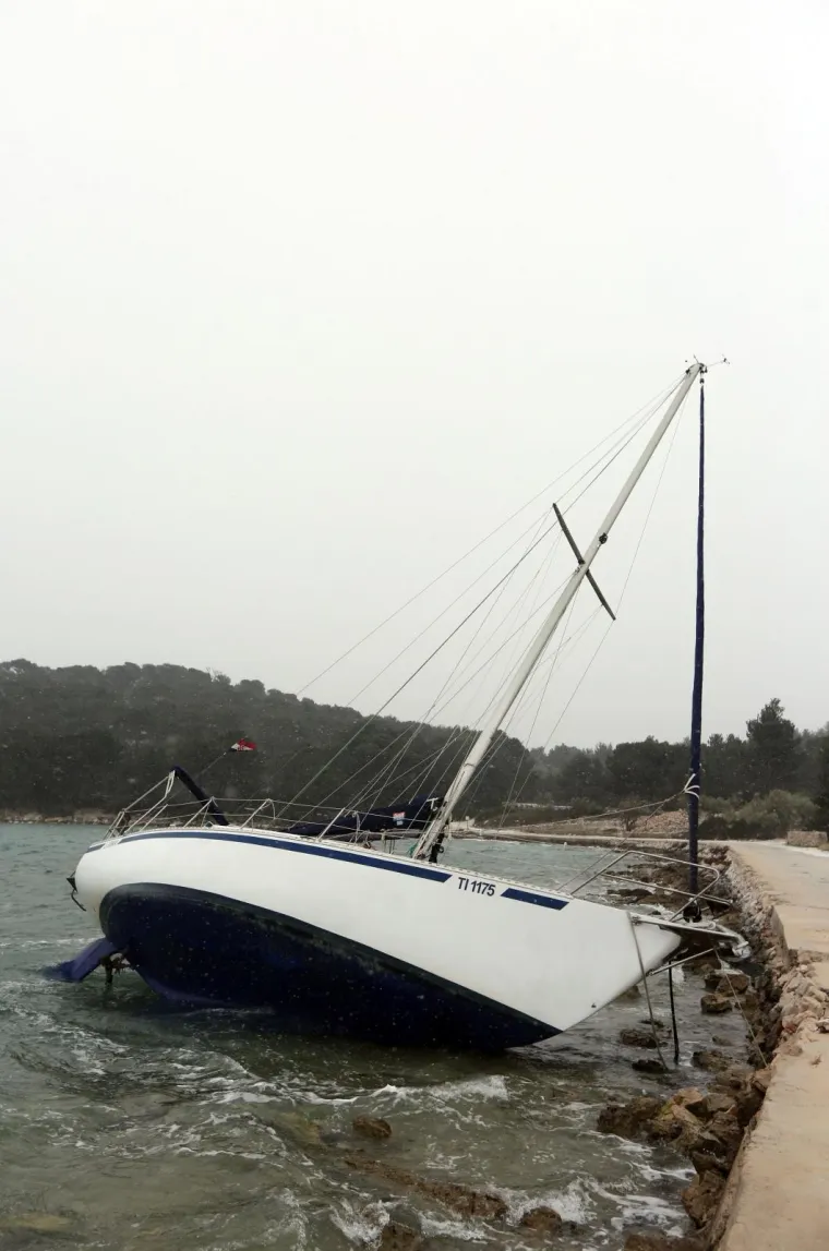 Olujna bura na Murteru učinila svoje: jedrilica kod Betine se nasukala