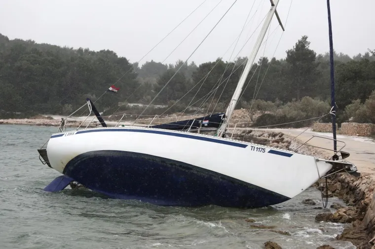 Olujna bura na Murteru učinila svoje: jedrilica kod Betine se nasukala