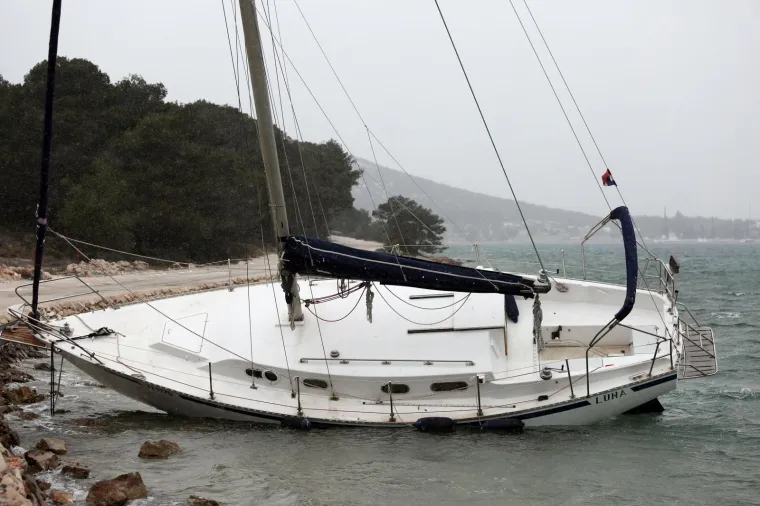 Olujna bura na Murteru učinila svoje: jedrilica kod Betine se nasukala