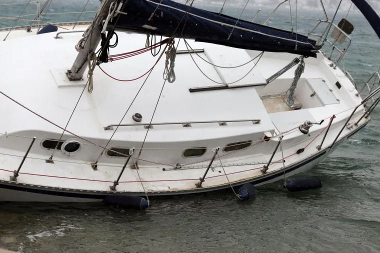 Olujna bura na Murteru učinila svoje: jedrilica kod Betine se nasukala