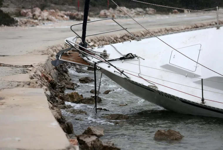 Olujna bura na Murteru učinila svoje: jedrilica kod Betine se nasukala